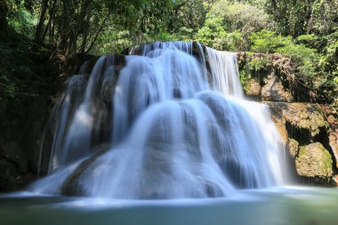 Huai Mae Khamin Şelalesi (Khuean Srinagarindra Milli Parkı)Kanchanaburi tropikal ormanda güzel doğa, Tayland