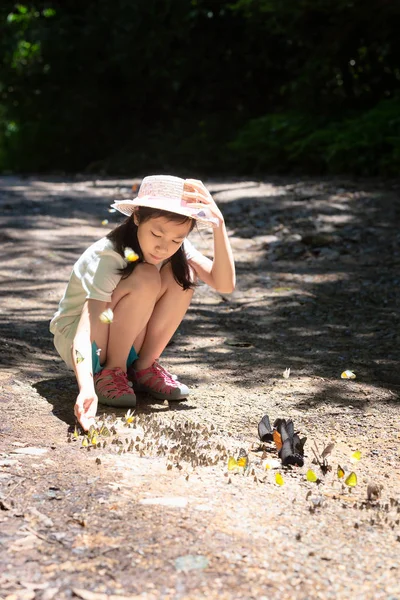 Asijská Dívka Sedí Lese Roztomilá Holčička Studium Studium Přírody Skupiny — Stock fotografie