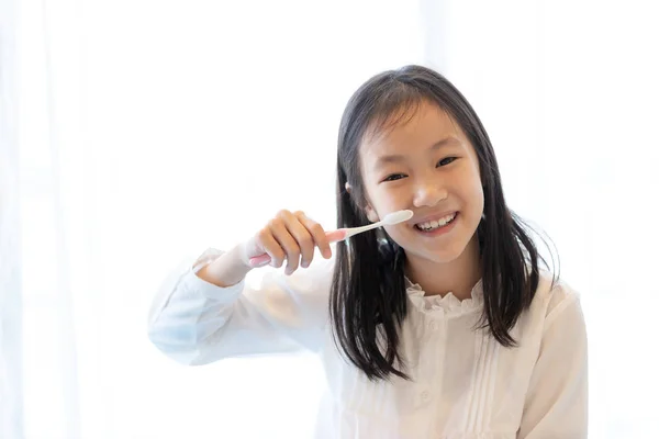 Asiatisk Tjej Ler Och Innehar Tandborste Vit Bakgrund Friska Tänder — Stockfoto
