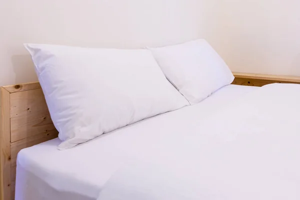 Біла подушка на ліжку і чиста ковдра добре спати в інтер'єрі спальні, концепція свіжого ліжка — стокове фото