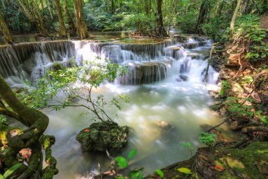 Huai Mae Khamin Waterfall (Khuean Srinagarindra Milli Parkı), tropikal orman, güzel şelale ve turistler için bir tatil Kanchanaburi, Tayland at ile popüler 