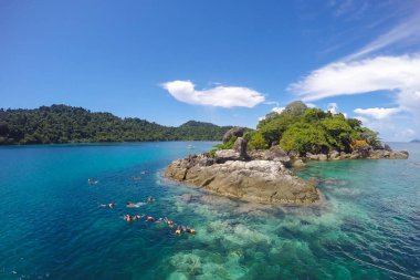 Geziler snorkeling, turist dalış deniz deniz manzarası dağ manzaralı, Balık izlerken (Koh Chang,: Trat, Thailand.)