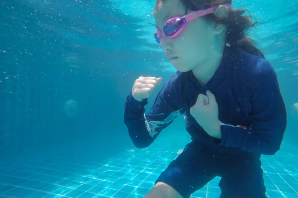Gelukkig Aziatisch meisje duik en duik onderwater, zomer familie vakantie met kind, ontspannen, leuke activiteit — Stockfoto