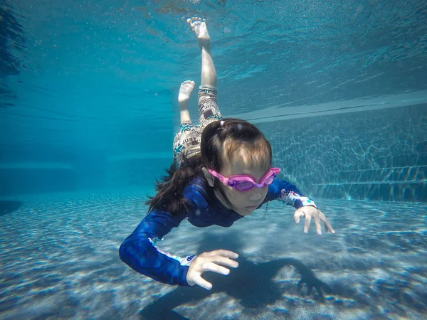 快乐的亚洲女孩游泳和潜水水下 暑假与孩子 有趣的活动 — 图库照片