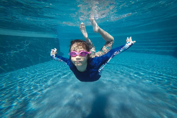 Gelukkig Aziatisch meisje duik en duik onderwater, zomer familie vacatio met kind, ontspannen, leuke activiteit — Stockfoto