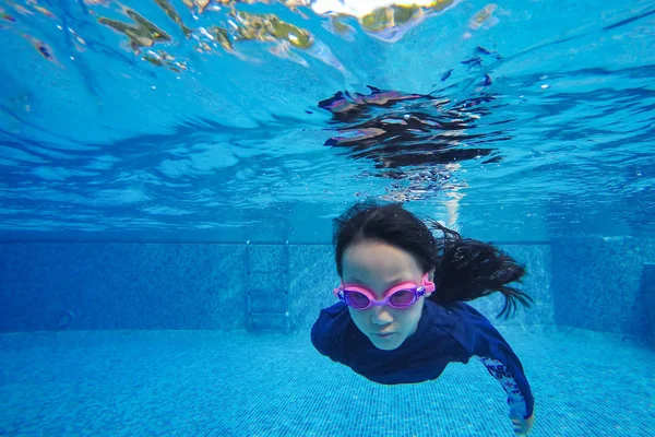 Gelukkig Aziatisch meisje duik en duik onderwater, zomer familie vakantie met kind, ontspannen, leuke activiteit — Stockfoto