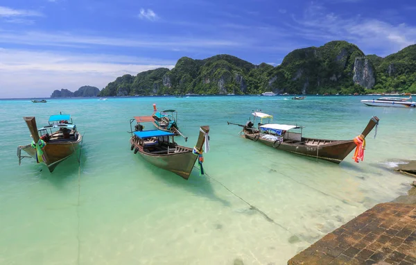 Hermosa vista, paisaje marino, barco sobre fondo de montaña, sur de Tailandia Mar en la provincia de Krabi, Andaman, Tailandia —  Fotos de Stock