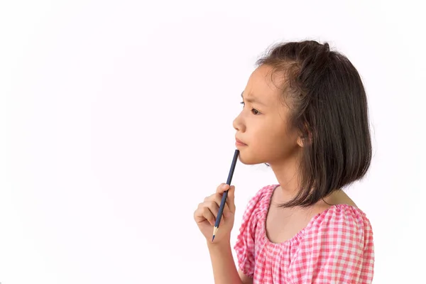 Азіатські дівчата проведення олівець як макет дизайну в порожній простір, ізольовані на білих backgroud, крупним планом cute дитини, яка має уявлення, аналітичні, думаючи, що — стокове фото