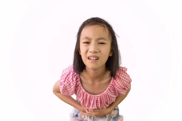 Menina asiática é dor de estômago dolorosa isolada em fundo branco, criança com intoxicação alimentar, conceito de doença e cuidados de saúde — Fotografia de Stock