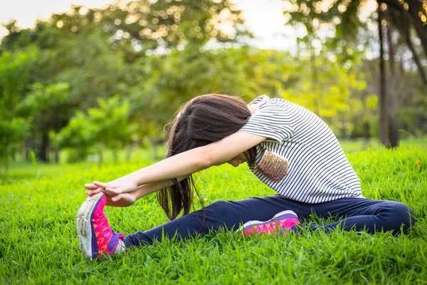 Asijská holčička cvičení na venkovní park na trávníku je meditační praxe, dítě cvičení v přírodě ráno, koncept zdravého životního stylu — Stock fotografie