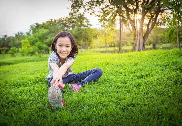 Gyakorlása a füves szabadtéri Park ázsiai kislány a meditációs gyakorlat, gyermek gyakorolja a természetben, reggel, egészséges életmód fogalma — Stock Fotó