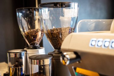 Kavrulmuş kahvenin Kahve değirmeni profesyonel elektrik değirmeni Cafe Shop kahve öğütmek hazırlanıyor
