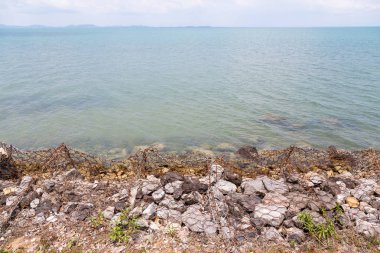 Kıyı koruma, dalgalar Koh Chang plajda kayalık bir dalgakıran üzerinde kırma, Trat, Tayland