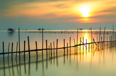 Bangtaboon Bay, Phetchaburi, Tayland sabah gündoğumu Güzel sahne