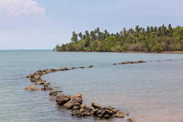 Protección costera, olas rompiendo en un rompeolas rocoso en la playa de Koh Chang, Trat, Tailandia —  Fotos de Stock