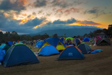 Nakhon Ratchasima,Tayland-31 Aralık 2017:Sabah gün doğumu,İnsanlar tatilde dinlenmek için geliyor,Khao Yai Milli Parkı'nda turist kamp