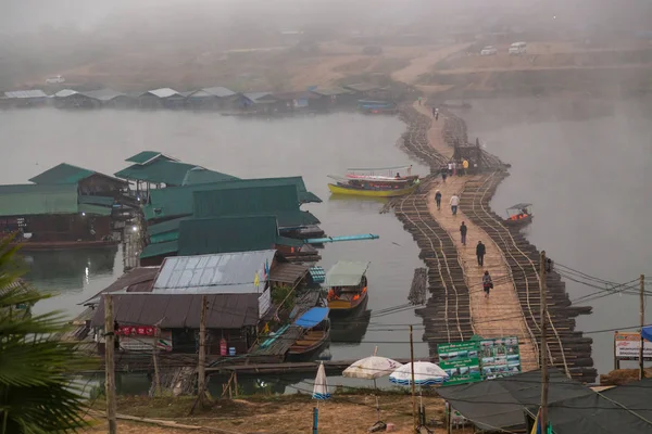 Kanchanaburi, Tailandia-enero28,2015: Auttamanusorn Wooden Bridge (Mon Bridge) El puente de madera más largo de Tailandia-850metros, Un lugar para visitar Thai y Mon Village, en el distrito Sangkhlaburi . — Foto de Stock