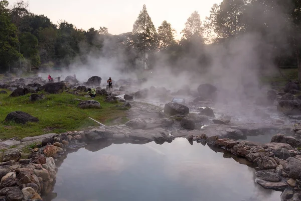 Lampang, Thajsko – 21. prosince 2017: turisty v Chaesonským národním parku, hlavní atrakcí je horké jaro s 73 stupně Celsia, vodní pramen nad skalnatým terénem a monkruhová mlha — Stock fotografie