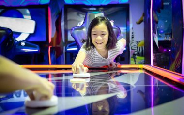 Alışveriş Merkezi Outlet 'te bilgisayar makinelerinde arcade oyunu oynayan Asyalı küçük kız, sevimli çocuk oyun oyun tatil aktiviteleri, Mall merkezinde slot makineleri, tatil konsepti