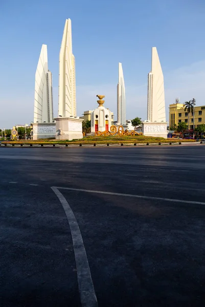Bangkok, Thaïlande-6 mai 2019 : Monument du paysage urbain de la démocratie est un monument public dans le centre de Bangkok, l'un des monuments emblématiques (Anusawari Prachathipatai) Monument de la démocratie est historique de constitution à Ratchadamnoen Avenue, Rattanakosin Island, Thaïlande — Photo