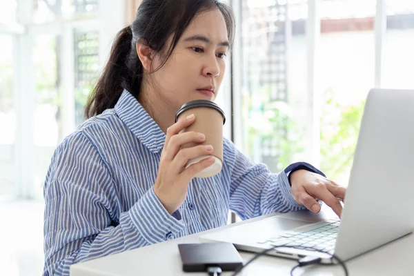 Criança Asiática É Desfrutar De Vício De Computador E Internet