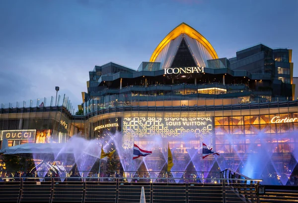 Bangkok, Tailândia-8 de maio de 2019: Iconic Multimedia Water Features with dancing fountain show in Iconsiam, a dança aquática mais longa do Sudeste Asiático de cor clara, edifício moderno, um novo marco global no rio Chao Phraya, o mais novo shopping center Iconsiam — Fotografia de Stock