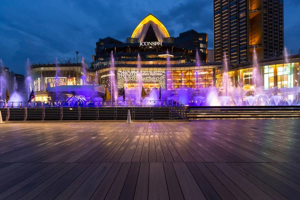 Bangkok,Thailand-8 May 2019:Iconic Multimedia Water Features with dancing fountain show in Iconsiam,the longest water dance in Southeast Asia of light colour, modern building,a new global landmark on Chao Phraya river,Iconsiam newest shopping mall — Stock Photo, Image