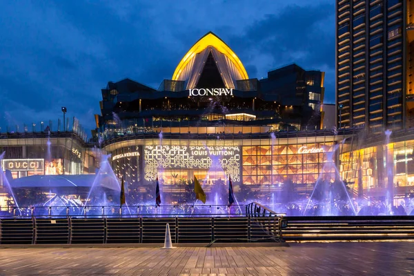 Bangkok,Thailand-8 May 2019:Iconic Multimedia Water Features with dancing fountain show in Iconsiam,the longest water dance in Southeast Asia of light colour, modern building,a new global landmark on Chao Phraya river,Iconsiam newest shopping mall — Stock Photo, Image