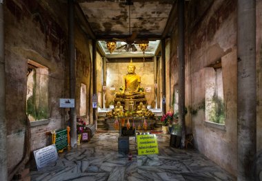 Samut Songkhram,Tayland-Mayıs 20,2019:Kilisede eski altın buda heykeli,Wat Bang Kung antik tapınağı,dışında büyük ağaç kökleri ile kaplıdır,banyan ağacı, turist, Amphawa seyahat, Bangkok yakınlarındaki Samut Songkhram dönüm noktası,Tayland