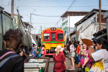 Samut Songkhram,Tayland-13 Mayıs 2019:Talat Rom Hup turistler,, insanlar Mae Klong Demiryolu pazarı veya Mae Klong Tren pazarı ziyaret, seyahat, Samut Songkhram görünmeyen,Tayland