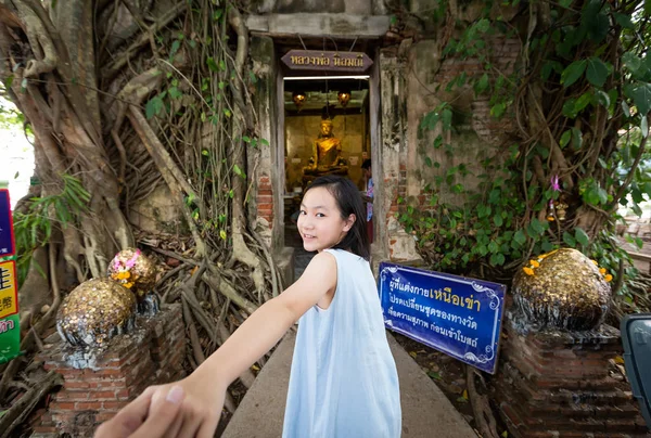 Samut Songkhram, Thajsko – 20. května 2019: stará zlatá socha Buddhy v kostele, starověký chrám Wat Bang kung, venku je pokryta velkými kořeny stromů, Banyan Tree, turistou, cestováním v Amphawě, orientačním bodem Samut Songkhram nedaleko Bangkoku, Thajsko — Stock fotografie