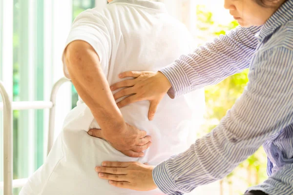 Aziatische trieste Senior vrouw die lijdt aan rug, nekpijn, osteopathie, vrouwelijke fysiotherapeut onderzoekt ouderen terug, masserende pijnlijke spieren, alternatieve geneeskunde, pijnbestrijding concept — Stockfoto