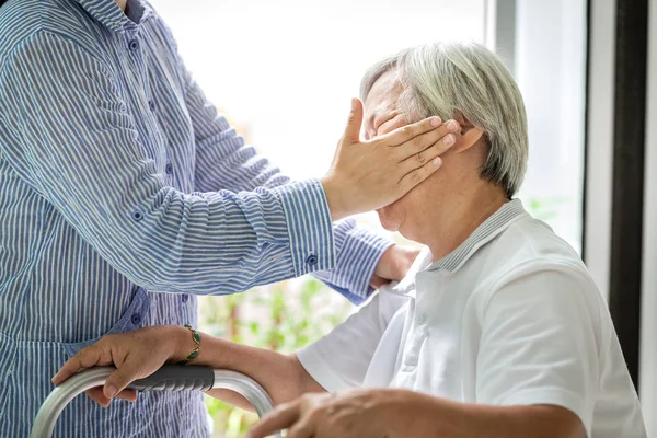 Asiatiska äldre kvinna var fysiskt misshandlade, slog, attackerar i huset, stoppa fysisk misshandel Senior People, vårdgivare, familj stoppa våld och aggression obefläckade — Stockfoto