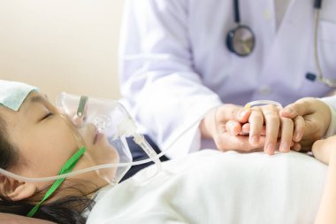 Küçük kız elleri ile tutan el kadın bakıcı closeup, hastane yatak veya evde teneffüs veya oksijen maskesi koyarak sevimli çocuk hasta, doktor veya hemşire yoğun bakım, sağlık, destek, yardım kavramı