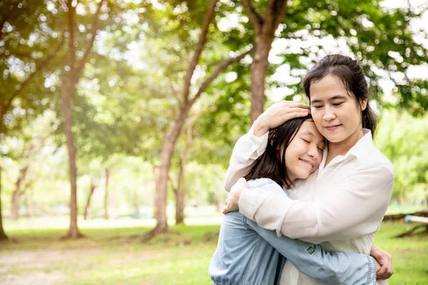 快乐美丽的亚洲成年女人和可爱的女孩与拥抱和微笑在夏天，爱的母亲与她的小女儿在户外公园在大自然，母亲节，家庭，爱的概念 — 图库照片