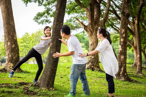 Famiglia felice, asiatica bambina o figlia giocare tag game, in esecuzione gioioso con padre e madre in estate verde natura, papà, mamma divertirsi, giocare tocco e ridere nel parco all'aperto, i genitori godono di gioco — Foto Stock