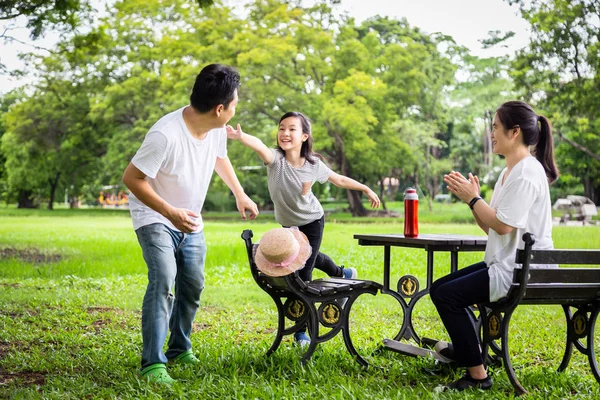 Familia feliz, niña asiática o hija jugando juego de etiquetas, corriendo alegre con el padre y la madre en la naturaleza verde de verano, papá, mamá divertirse, jugar al tacto y reír en el parque al aire libre, los padres disfrutan del juego —  Fotos de Stock