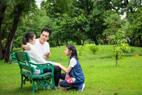 Asijská rodina, manžel, který drží v rukou uklidňující manželku, otce a matku depresivní, Alzheimera, dětskou dívku nebo dceru, která pomáhá, podporuje, má ženu s depresí, cítí smutek ve venkovním parku, rodině, v pojetí zdravotní péče — Stock fotografie