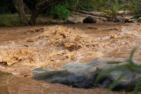 Természeti katasztrófa, erős vízáramlatok és zuhogó vízfolyások, veszélyes vízesések a természetben, a fő oka a súlyos áradások, beleértve az erdőirtás hatását, nincsenek fák, amelyek lelassítanák a vizet esős évszakban — Stock Fotó