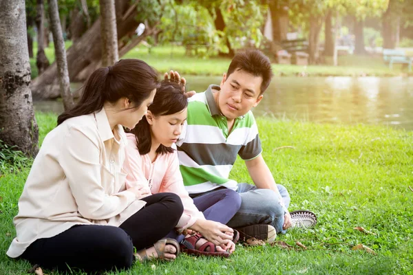 Problemi familiari asiatici, i genitori che parlano di pensieri condivisi supportano la sua cura, madre amorevole, il padre parla hanno confortante pianto figlia triste, consolante abbraccio alla bambina, comprensione, concetto di consultazione — Foto Stock