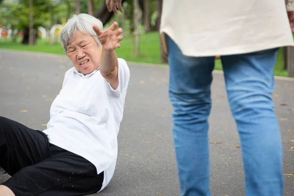 Les personnes âgées asiatiques trébuchaient moi-même ou trébuchaient sur quelque chose, la femme âgée malade tombait par terre à cause des étourdissements, de l'évanouissement, de la maladie, des maux de tête, de l'hypertension, du concept de soins de santé — Photo