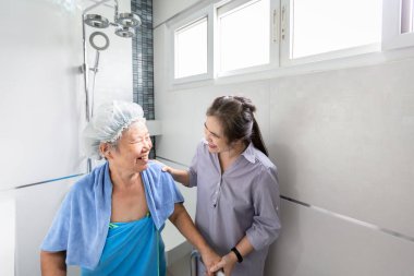 Asyalı kız ya da kadın bakım hizmetleri, yardım, destek, üst düzey bir kadının banyoda duş alması, yakından ilgilenmesi, mutlu bir annenin evde yaşayan yaşlıların güvenliği ve kazaları hakkında endişelenmesi, kendine yardım etmesi zor.