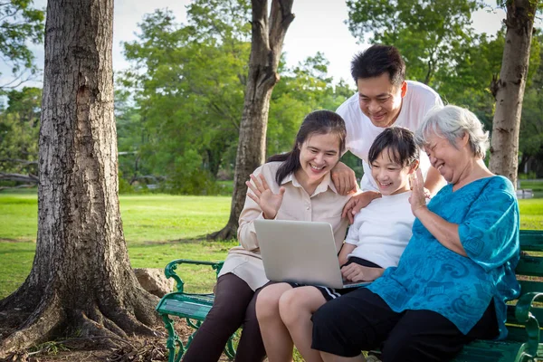 Happy Asian Family Father Mother Daughter Enjoy Smiling Senior Babička — Stock fotografie