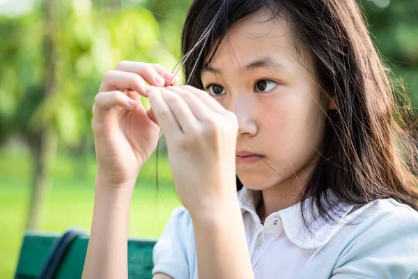 Ázsiai gyönyörű gyermek lány húzza a haját az ujjaival mentális egészségügyi problémák, idegrendszer, agyrendszer vagy skizofrénia, női pszichiátriai beteg trichotillomania hajhúzási zavar — Stock Fotó