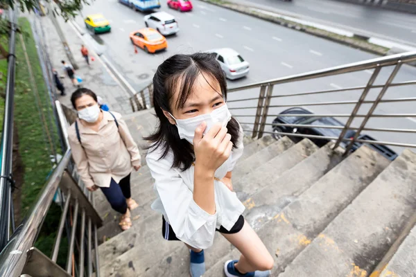 Denní život asijské matky a dcery dítě dívka nosí ochranu obličeje masky, žena zabránit kontaminaci vzduchu vstupující do těla při chůzi ve městě, koncept znečištění ovzduší, prachové alergie — Stock fotografie