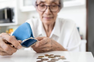 Mutlu gülümseyen Asyalı yaşlı kadın, bozuk paralarıyla yaşlı insanlar, kadın yaşlıların fazla parası yok, mükemmel bir hayat istemiyorlar, ama onun mutluluğu, yeni normal yaşam tarzı, yeterli yaşam tarzı var.