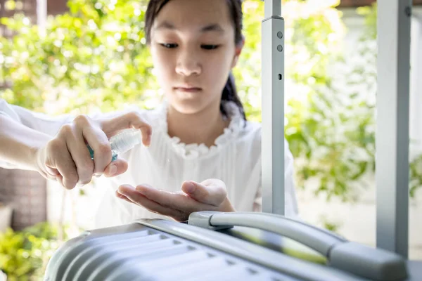 Asiatico Persone Sesso Femminile Con Spray Disinfettante Mano Bagagli Bambina — Foto Stock