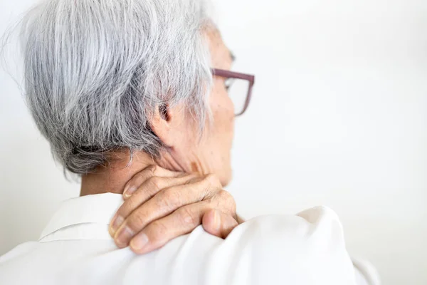 Kranke Seniorin Mit Rücken Und Schulterschmerzen Gelenken Und Muskeln Steifem — Stockfoto