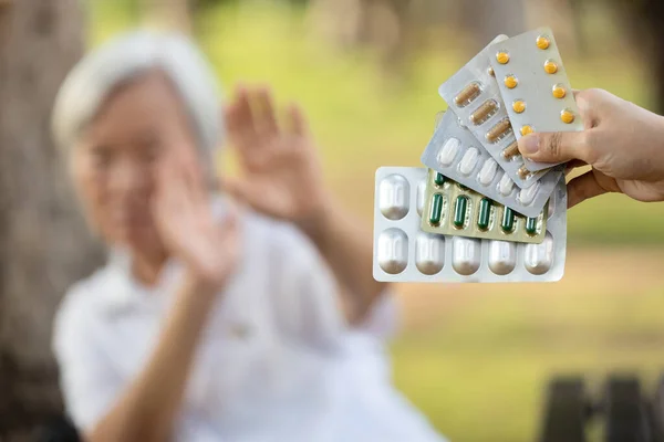 Hand Kvinna Som Håller Medicin Tabletter Kapslar Visar Massor Läkemedel — Stockfoto