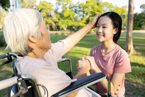 Glad Asiatisk Senior Mormor Smeker Sitt Kärleksfulla Barnbarn Huvud Stöd — Stockfoto